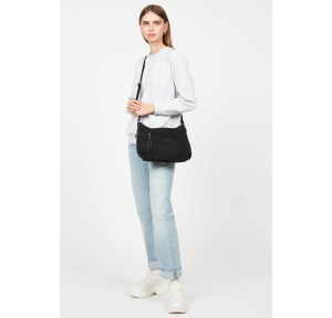 Sac besace bandoulière Lancaster Basic Pompon 514-38-NOIR porté