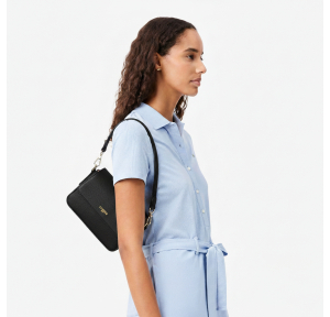 Sac bandoulière Lacoste en cuir Champs-Élysées NF5228PH 000 porté