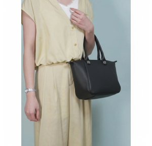 Petit sac cabas Arthur & Aston en cuir de vachette Louisa A224-01-NOIR porté