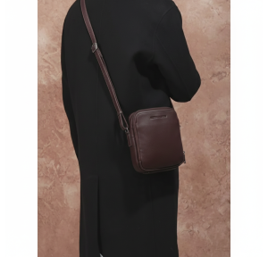 Sac porté travers Arthur Aston en cuir Ange 2528-06 CHAT couleur Châtaigne (marron foncé) porté