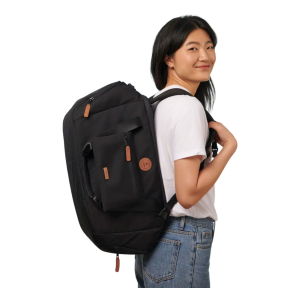 Sac de voyage Cabaïa Duffle Explorer 48L + 1 pochette Berlin (Noir) porté en sac à dos