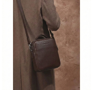 Sacoche Arthur & Aston M effet grainé Ange 2528-22-CHAT, couleur Châtaigne porté