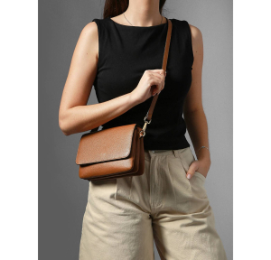 Sac bandoulière Etrier effet grainé S Tradition ETRA207S 709111, couleur Camel, porté