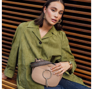 Sac bandoulière Lollipops en cuir M Sefa S310278-3, couleur Camel, porté