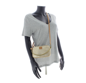 Sac bandoulière Mila Louise avec chaine 16064AR5 42 couleur Ambre, porté