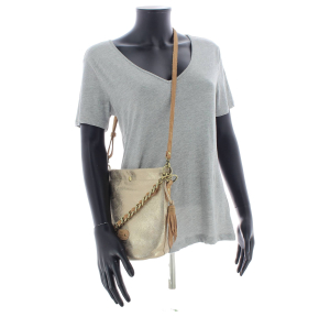 Sac bandoulière Mila Louise en textile façon reptile 23056PG2 18, couleur Camel, porté