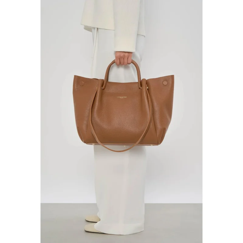 Maxi sac cabas Lancaster Foulonné Double Louisa 470-90 Camel intérieur Orange, porté Maxi sac cabas Lancaster Foulonné Double Louisa 470-90 Camel intérieur Orange, porté