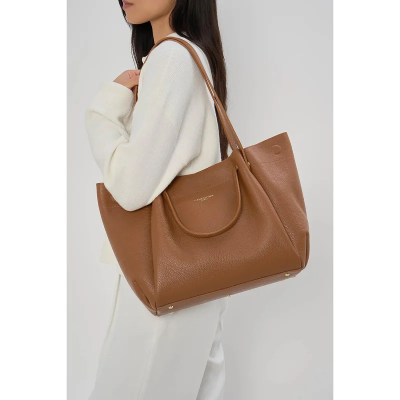 Maxi sac cabas Lancaster Foulonné Double Louisa 470-90 Camel intérieur Orange, porté mannequin Maxi sac cabas Lancaster Foulonné Double Louisa 470-90 Camel intérieur Orange, porté mannequin