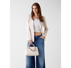 Sac à main Guess effet matelassé Libby HWGG991206 OFF couleur Crème, porté