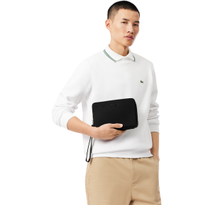 Petite trousse zippée Lacoste Chantaco en cuir NH2922CE 000 couleur noir porté de prés.