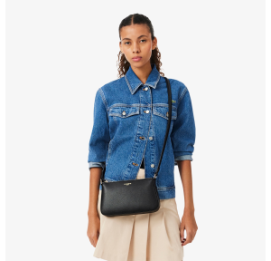 Le Petit sac bandoulière Lacoste Champs-Élysées  NF5226PH 000 de couleur noir porté.