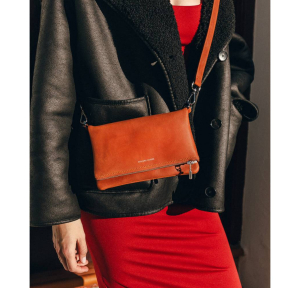 Sac porté travers Les Ateliers Fourès en cuir Mycène M100 FAU Fauve, porté