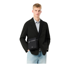 Sacoche verticale en Petit Piqué NH5272HW 000 Noir Lacoste Vue porté sur l'épaule