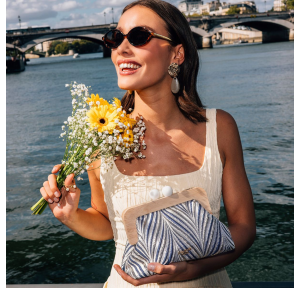 Petit sac frame lollipops Swann S310515-1couleur bleu porté.