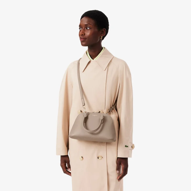 Petit sac à main Bugatti Lacoste Champs-Élysées NF5227PH N81 Beige Vue porté en bandoulière Petit sac à main Bugatti Lacoste Champs-Élysées NF5227PH N81 Beige Vue porté en bandoulière