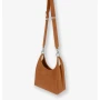 Sac porté épaule Les Ateliers Fourès en cuir Amazone A502LIO couleur lionne vue de profil. Sac porté épaule Les Ateliers Fourès en cuir Amazone A502LIO couleur lionne vue de profil.