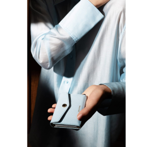 Porte-cartes Enveloppe Secrid Pebble cuir grainé EPE-ICE BLUE porté