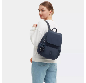 Petit sac à dos Kipling avec bretelles ajustables CITY ZIP S KPKI352396V1, couleur Bleu bleu 2, porté