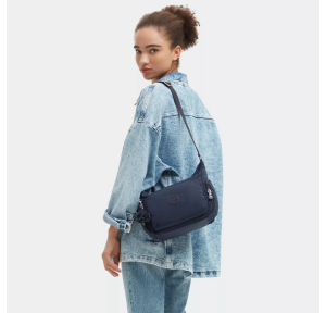 Grand sac bandoulière Kipling avec porte-clés Gabb S KPKI449396V1, couleur Bleu bleu 2, porté