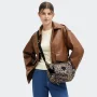 Grand sac bandoulière Kipling avec porte-clés Gabb S KPKI66076JP1, couleur Léopard sauvage, porté Grand sac bandoulière Kipling avec porte-clés Gabb S KPKI66076JP1, couleur Léopard sauvage, porté