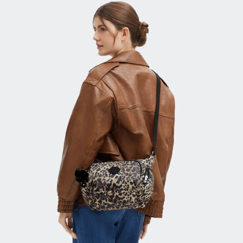 Grand sac bandoulière Kipling avec porte-clés Gabb S KPKI66076JP1, couleur Léopard sauvage, porté mannequin Grand sac bandoulière Kipling avec porte-clés Gabb S KPKI66076JP1, couleur Léopard sauvage, porté mannequin