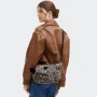 Grand sac bandoulière Kipling avec porte-clés Gabb S KPKI66076JP1, couleur Léopard sauvage, porté mannequin Grand sac bandoulière Kipling avec porte-clés Gabb S KPKI66076JP1, couleur Léopard sauvage, porté mannequin