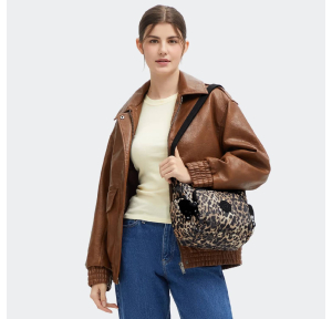 Grand sac bandoulière Kipling avec porte-clés Gabb S KPKI66076JP1, couleur Léopard sauvage, mannequin