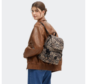 Petit sac à dos Kipling avec bretelles ajustables City Zip S KPKI63456JP1, couleur Léopard sauvage, porté