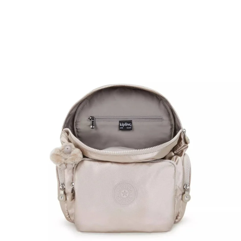 Petit sac à dos Kipling avec bretelles ajustables City Zip S KPKI563448I1, couleur Éclat métallique, ouvert Petit sac à dos Kipling avec bretelles ajustables City Zip S KPKI563448I1, couleur Éclat métallique, ouvert