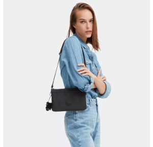 Petit Sac Bandoulière Kipling avec porte clé Riri KPKI7590P391, couleur Black noir, porté