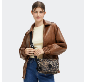 Sac bandoulière Kipling M avec Sangle Réglable Abanu KPKI62376JP1, couleur Léopard sauvage, porté