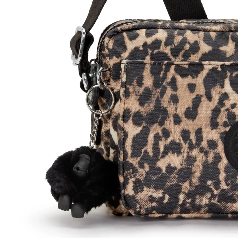 Sac bandoulière Kipling M avec Sangle Réglable Abanu KPKI62376JP1, couleur Léopard sauvage, vue de près Sac bandoulière Kipling M avec Sangle Réglable Abanu KPKI62376JP1, couleur Léopard sauvage, vue de près