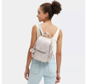 Petit sac à dos Kipling avec bretelles ajustables City Zip S KPKI563448I1, couleur Éclat métallique, porté