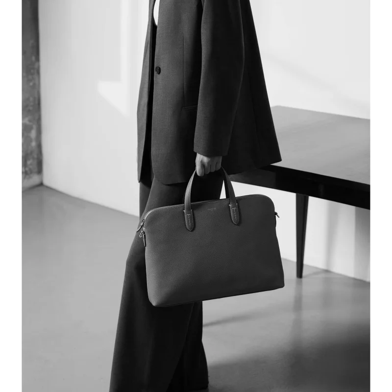 Sophie porte documents 1 soufflet 15" en cuir grainé TSOP4002N01 Noir Le Tanneur Vue mannequin Sophie porte documents 1 soufflet 15" en cuir grainé TSOP4002N01 Noir Le Tanneur Vue mannequin