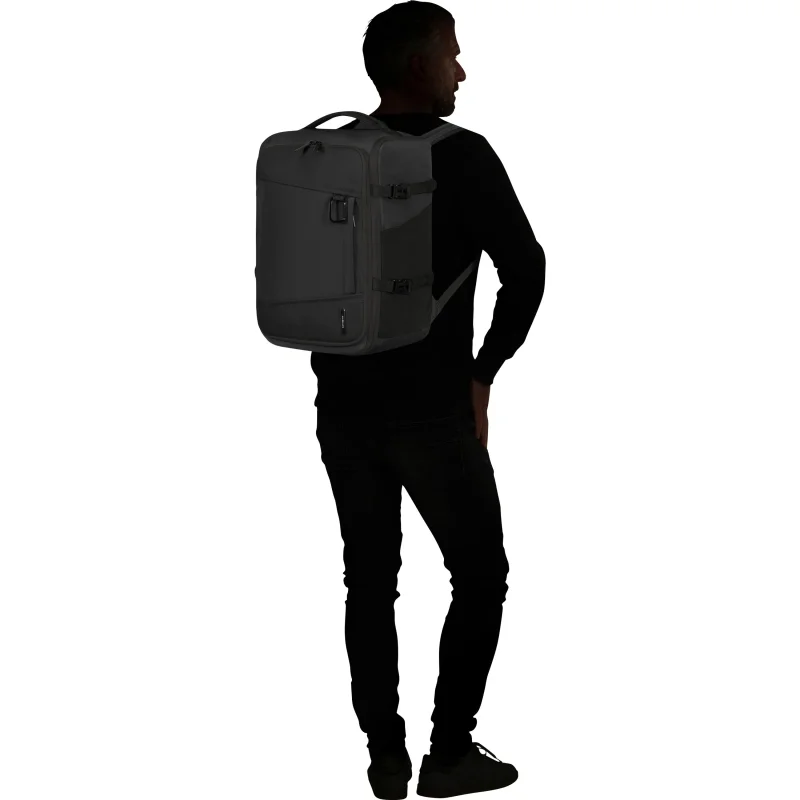 2FIT Sac à dos à glisser sous le siège 2-en-1 Noir Samsonite Vue mannequin 2FIT Sac à dos à glisser sous le siège 2-en-1 Noir Samsonite Vue mannequin