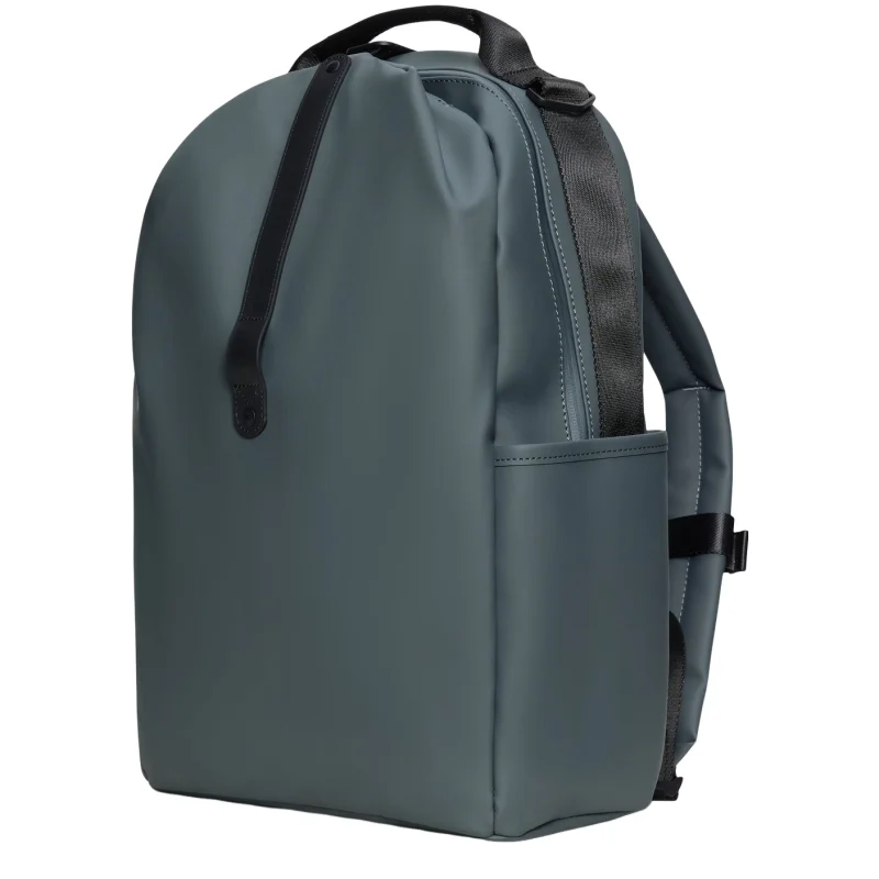 Clip Front Backpack Dark Grey Rains Vue de côté Clip Front Backpack Dark Grey Rains Vue de côté