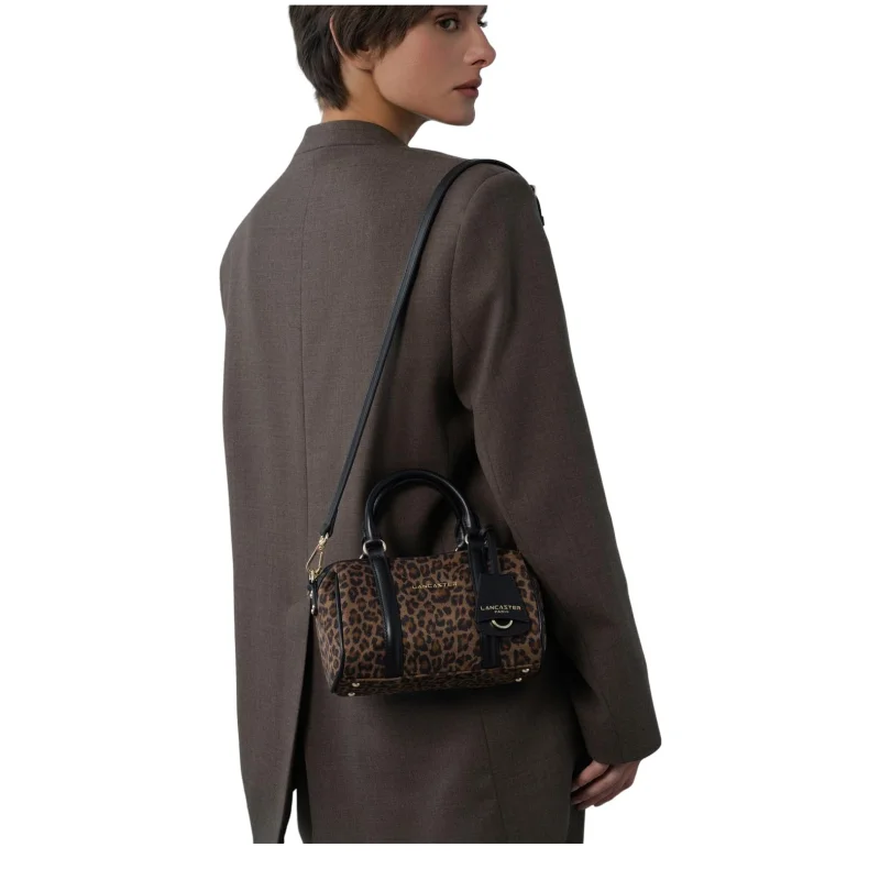 Sac polochon Jungle Marron léopard Lancaster Vue porté en bandoulière Sac polochon Jungle Marron léopard Lancaster Vue porté en bandoulière