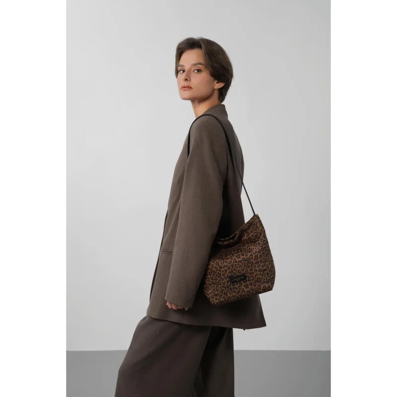 Sac seau Jungle Marron léopard Lancaster Vue mannequin Sac seau Jungle Marron léopard Lancaster Vue mannequin