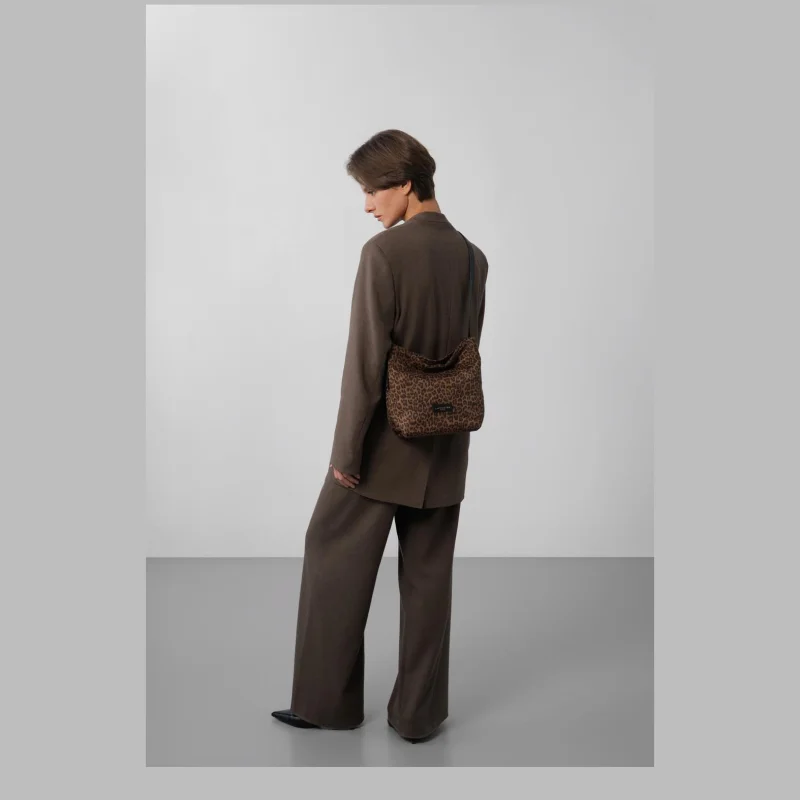 Sac seau Jungle Marron léopard Lancaster Vue porté sur l'épaule Sac seau Jungle Marron léopard Lancaster Vue porté sur l'épaule