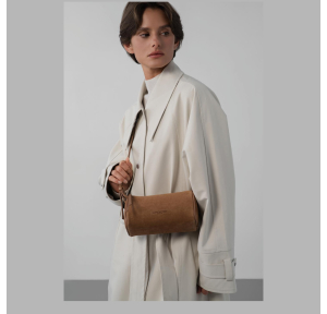 Petit sac rectangle Suède Camel Lancaster Vue mannequin