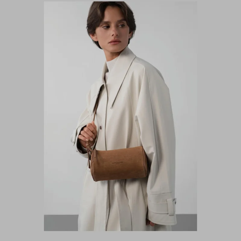 Petit sac rectangle Suède Camel Lancaster Vue mannequin Petit sac rectangle Suède Camel Lancaster Vue mannequin