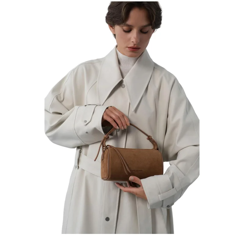 Petit sac rectangle Suède Camel Lancaster Vue porté à la main Petit sac rectangle Suède Camel Lancaster Vue porté à la main