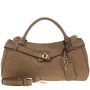 Ella Logo Girlfriend Satchel Beige Logo Beige Logo Guess Vue avec bandoulière Ella Logo Girlfriend Satchel Beige Logo Beige Logo Guess Vue avec bandoulière