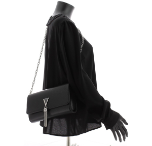 Sac pochette Valentino VBS1R401G 001 couleur noir porté mannequin