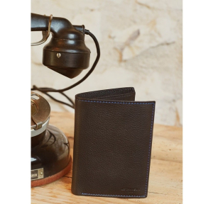 Portefeuille homme en cuir Le Tanneur Charles TCHA3311Y41 Noir mis en scène