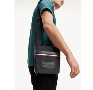 Petit sac plat à bandoulière Tommy Hilfiger Modern AM0AM05569-BDS Noir porté