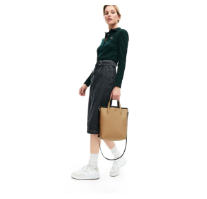 Sac shopping réversible Anna + pochette détachable NF2991AA A91 Lacoste couleur Black Warm Sand porté mannequin