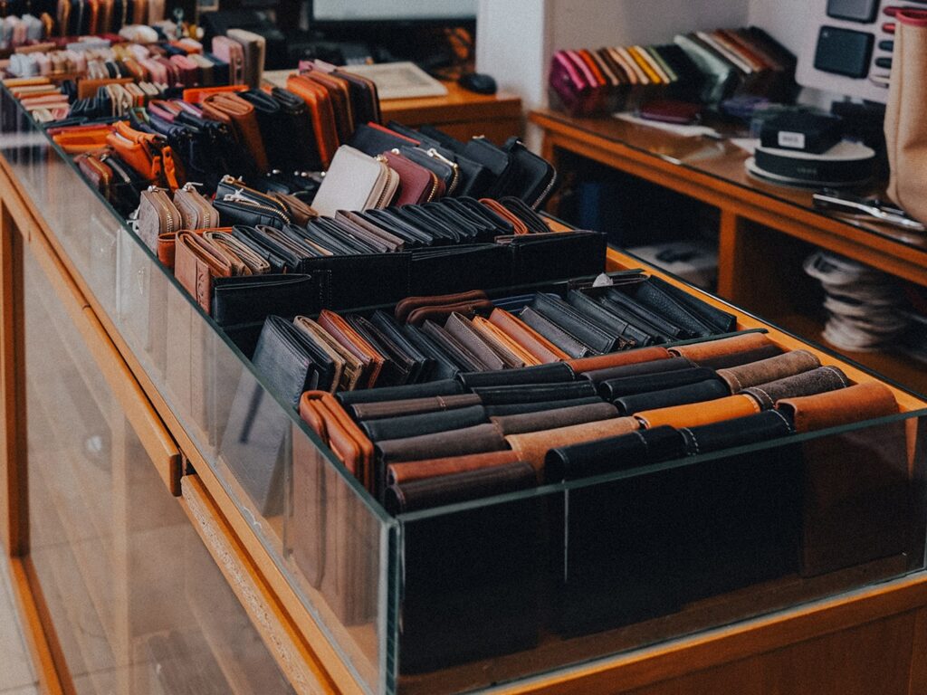 Rendez-vous dans notre maroquinerie et nos boutiques afin de trouver le cadeau idéal pour la fête des pères