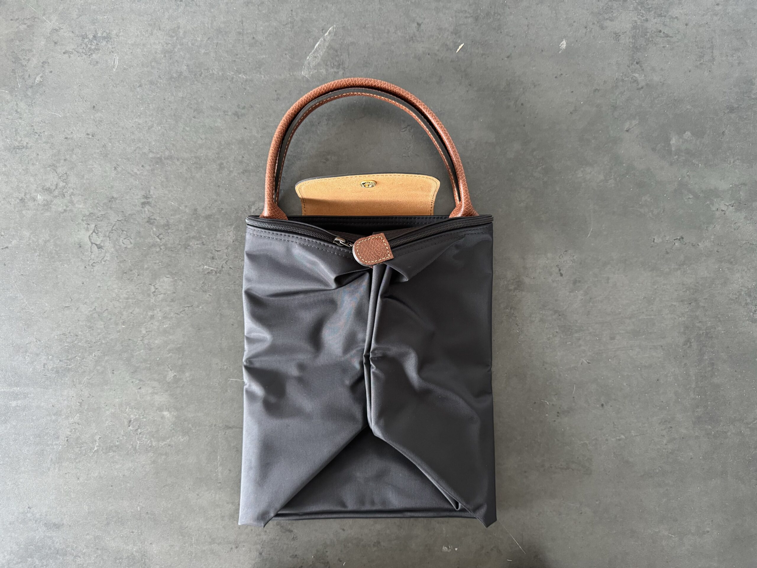 rabattre les deux cotés du sac le pliage longchamp