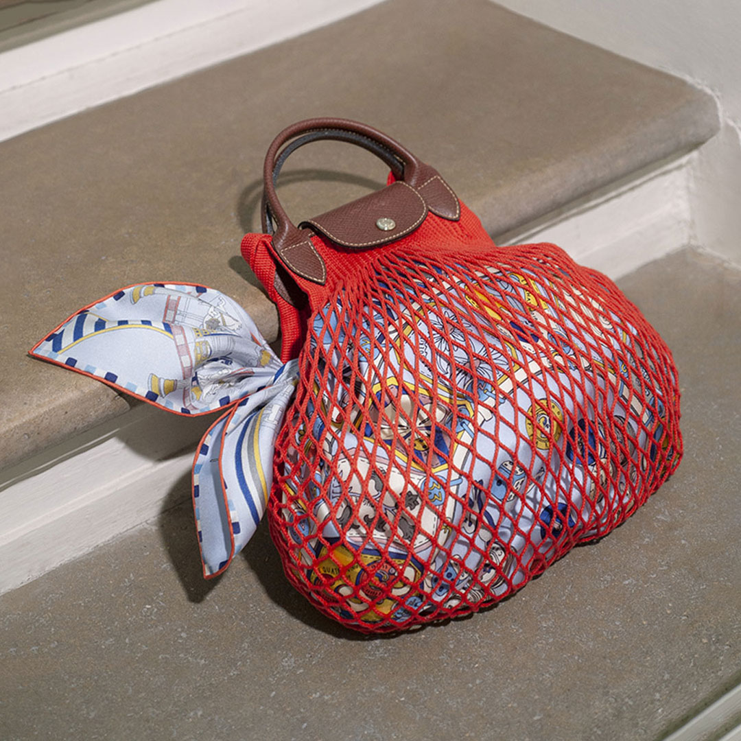 Customiser son sac Longchamp Le Pliage Filet avec un foulard Longchamp
